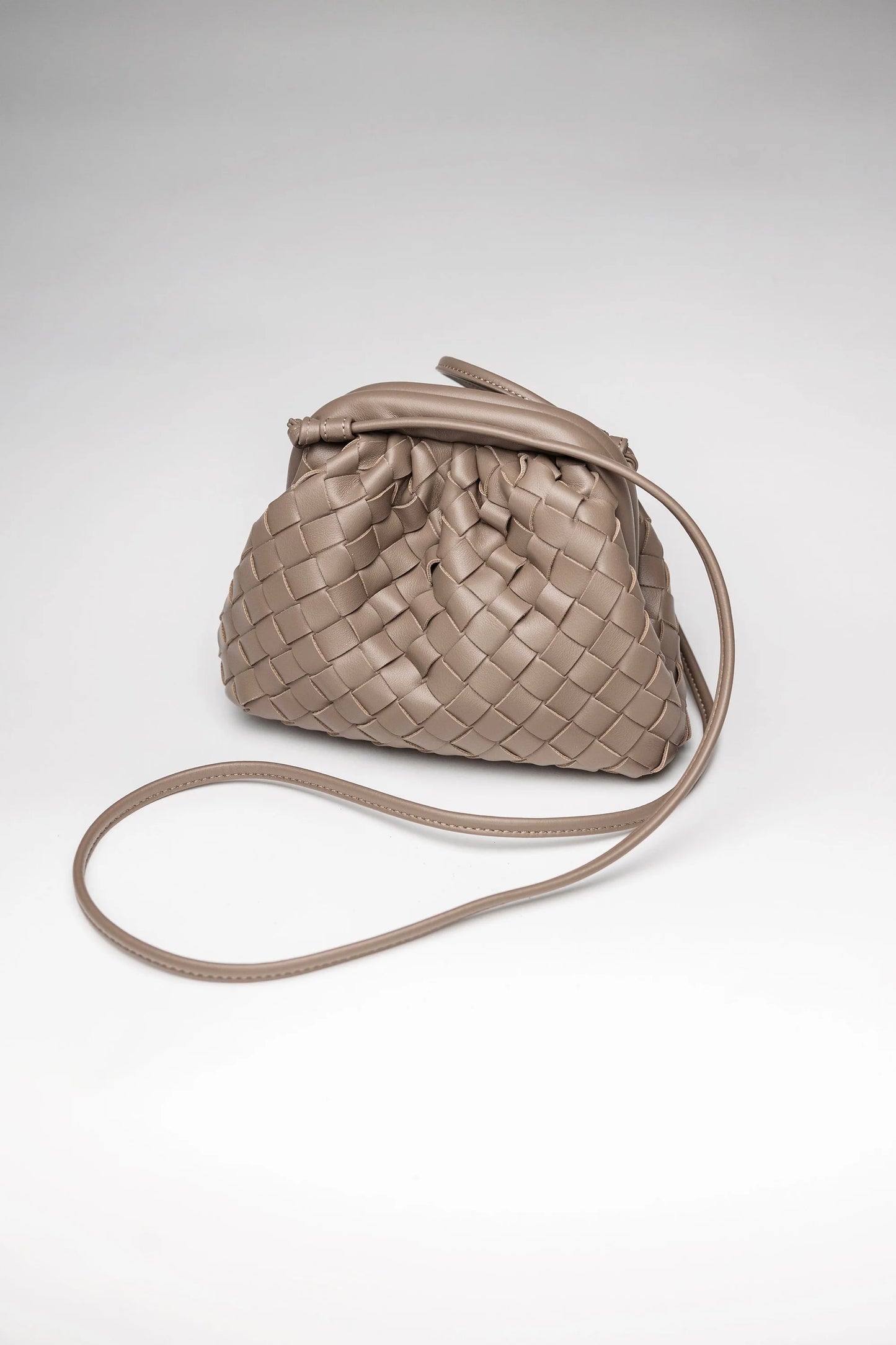 BOW19 - Dumpling braided bag taupe