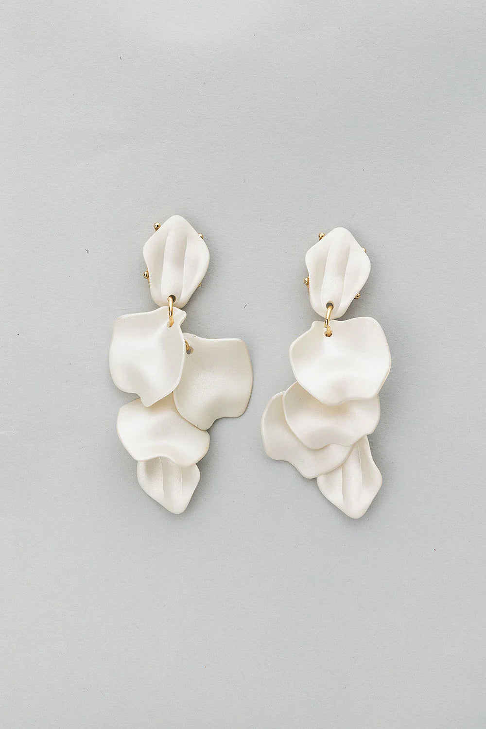 BOW19 - LEAF EARRINGS PEARL WHITE