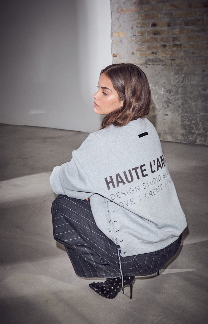 Haute L’Amitié - New Studio Tie Sweat