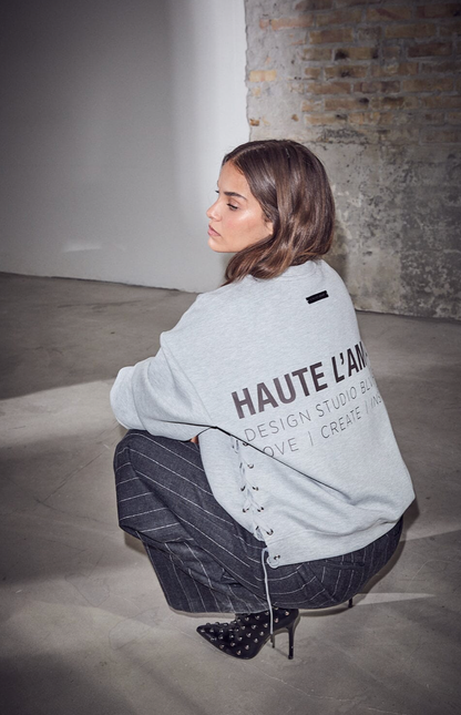 Haute L’Amitié - New Studio Tie Sweat