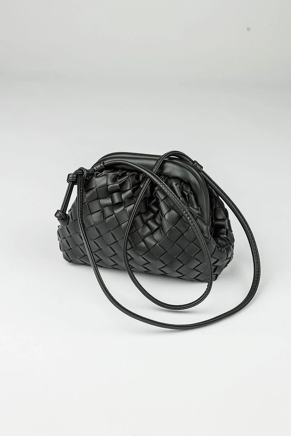 BOW19 - Dumpling braided bag black